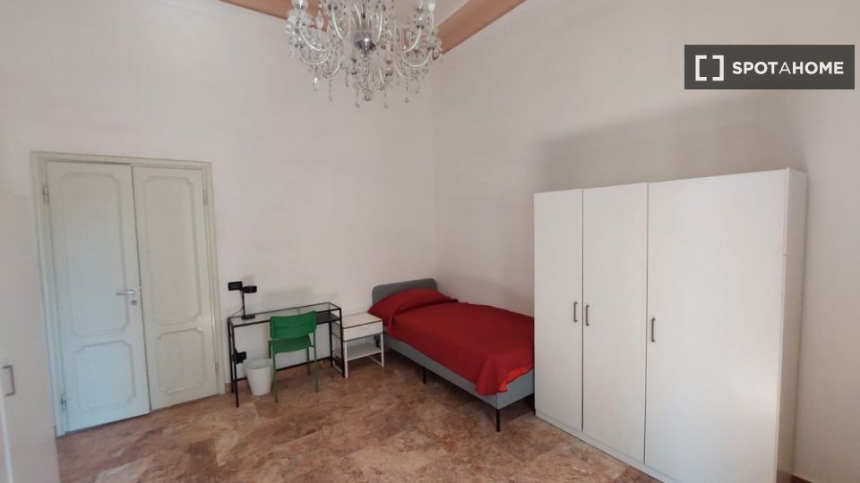 Immagine 1 di Camera condivisa in affitto  in Via Giuseppe la Farina a Firenze