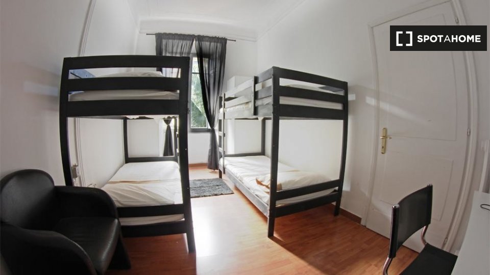 Immagine 2 di Camera condivisa in affitto  in Viale Glorioso a Roma