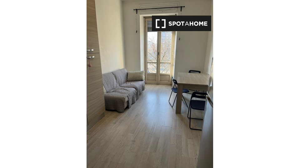 Immagine 3 di Camera condivisa in affitto  in Piazza Tancredi Galimberti a Torino