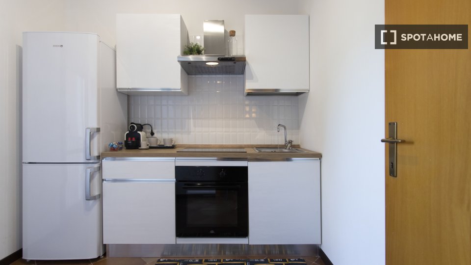 Immagine 5 di Appartamento in affitto  in Via S. Giovanni in Argentella a Roma