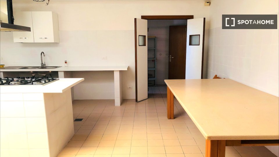 Immagine 19 di Camera condivisa in affitto  in Via Alessandro Brisse a Roma