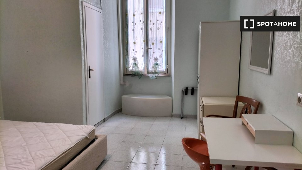 Immagine 19 di Camera condivisa in affitto  in Via Principe Amedeo a Roma
