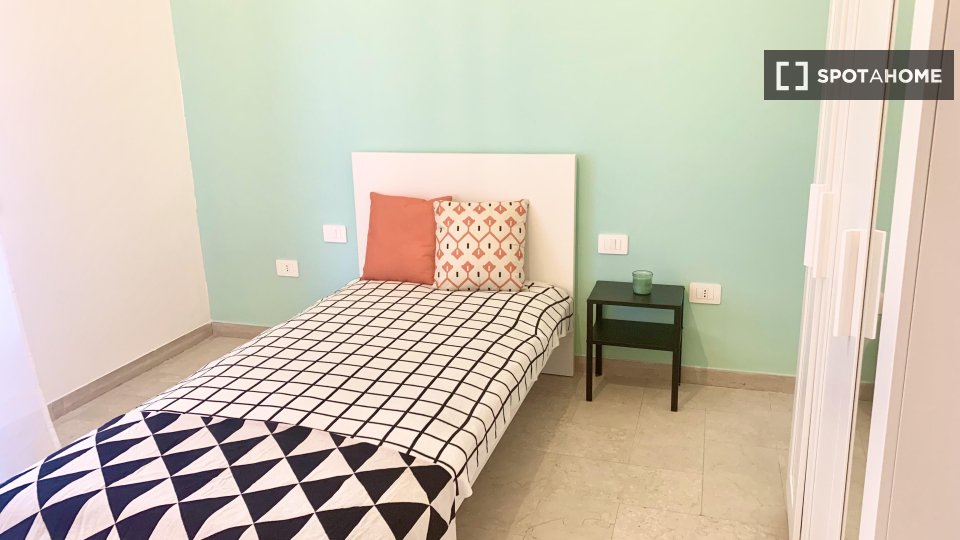 Immagine 6 di Camera condivisa in affitto  in VIALE F. REDI a Firenze