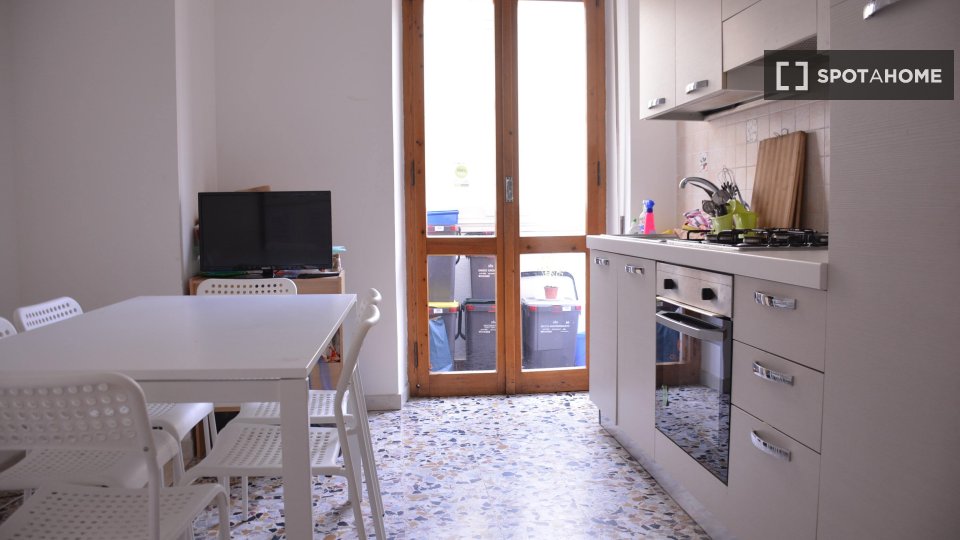 Immagine 4 di Camera condivisa in affitto  in Via Pola a Cagliari