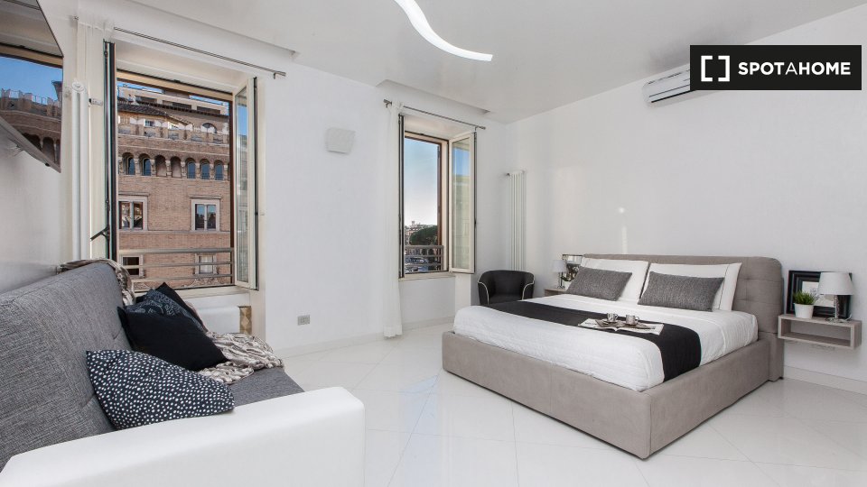 Immagine 8 di Appartamento in affitto  in Via Cesare Battisti, 00187 Roma RM, Italy a Roma