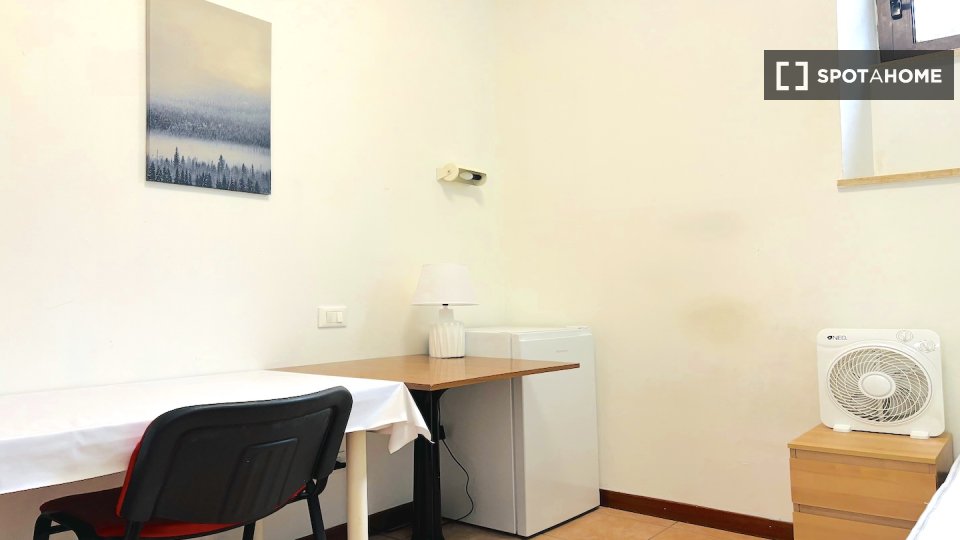 Immagine 4 di Camera condivisa in affitto  in Via Alessandro Brisse a Roma