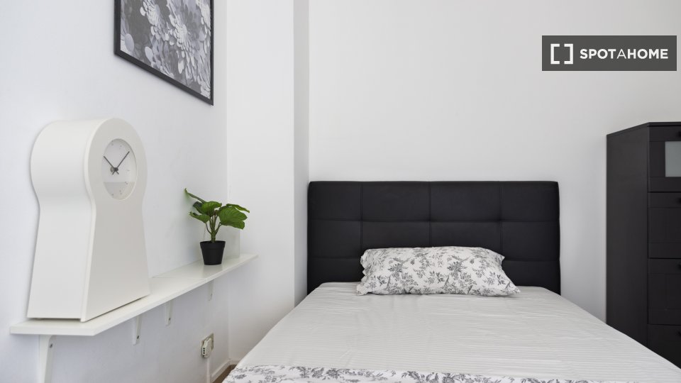 Immagine 3 di Camera condivisa in affitto  in Via Vettabbia a Milano