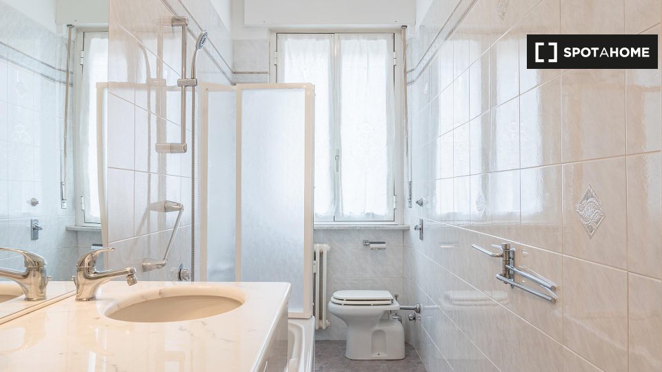 Immagine 17 di Camera condivisa in affitto  in Via Angera a Milano