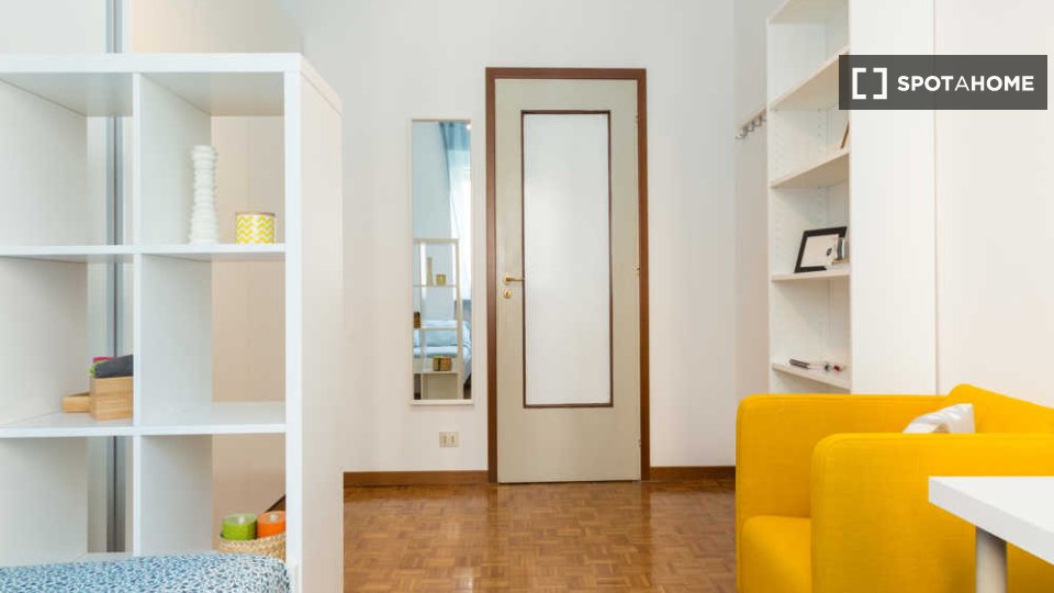 Immagine 2 di Camera condivisa in affitto  in Via Dei Mandorli Milan a Buccinasco