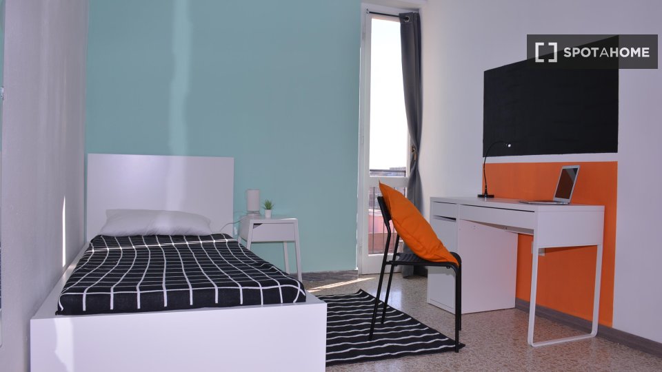 Immagine 1 di Camera condivisa in affitto  in Via Ingurtosu n a Cagliari