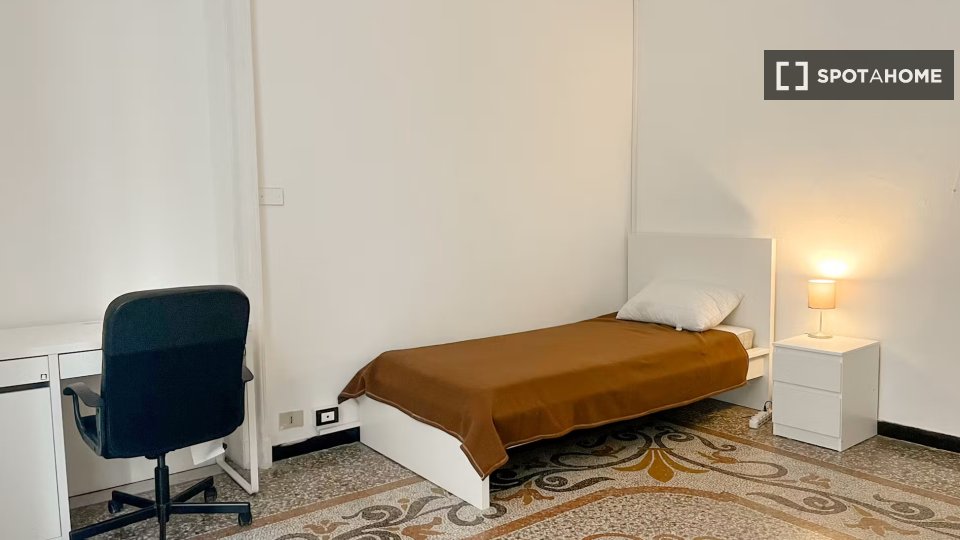 Immagine 8 di Camera condivisa in affitto  in Via Caffaro a Genova