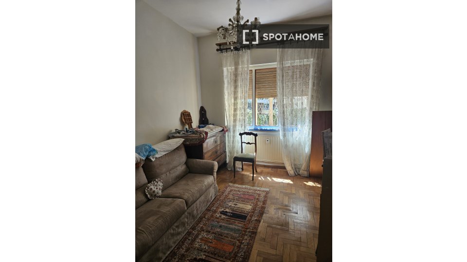 Immagine 17 di Camera condivisa in affitto  in Via Claudio Achillini a Roma