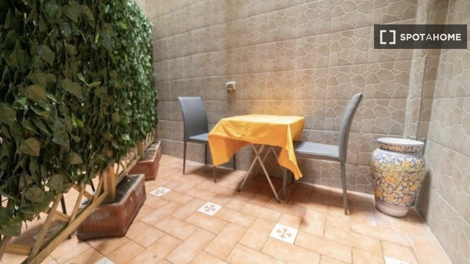 Immagine 4 di Camera condivisa in affitto  in Via Salvator Rosa a Napoli