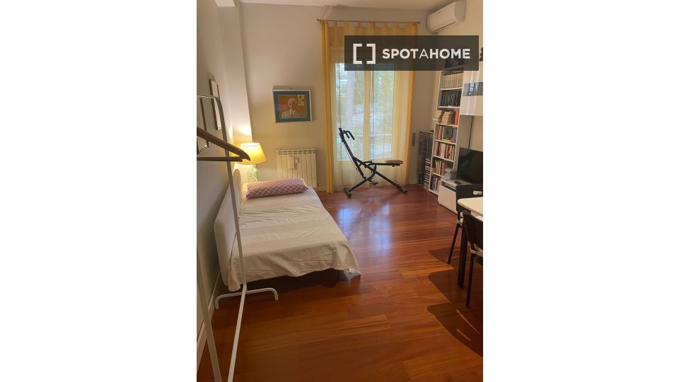 Immagine 1 di Camera condivisa in affitto  in Via Emilio de Marchi a Roma