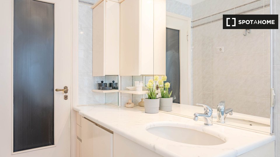 Immagine 18 di Camera condivisa in affitto  in Via Angera a Milano