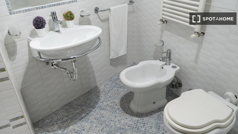 Immagine 10 di Camera condivisa in affitto  in Via Enrico Pessina n. a Napoli