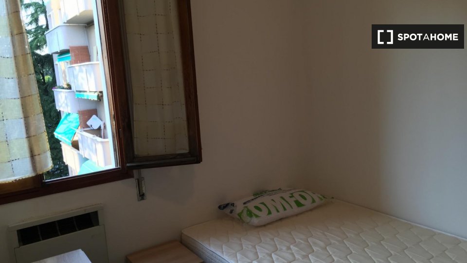 Immagine 4 di Camera condivisa in affitto  in Via Luigi Vestri a Bologna