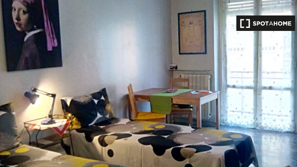 Immagine 2 di Camera condivisa in affitto  in Viale Partenope a Roma