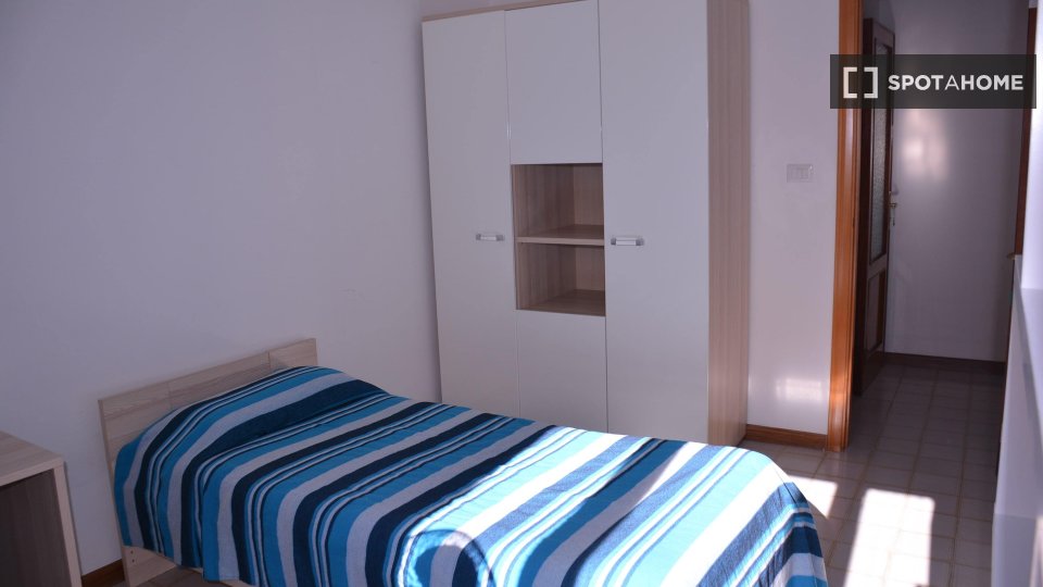 Immagine 19 di Camera condivisa in affitto  in Via Pola a Cagliari