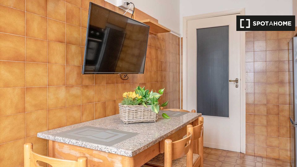 Immagine 11 di Camera condivisa in affitto  in Via Angera a Milano