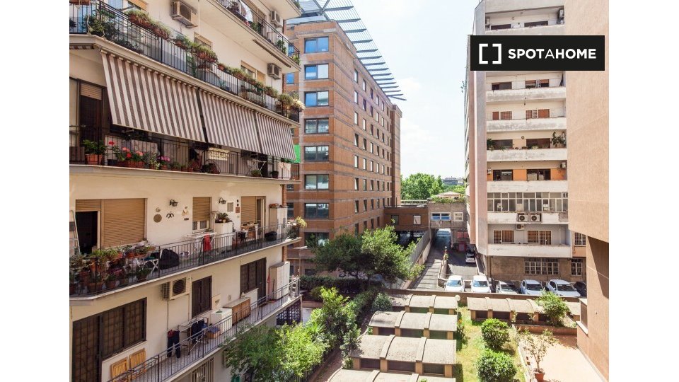 Immagine 8 di Camera condivisa in affitto  in Via Tiberio Imperatore, 00145 Roma RM, Italy a Roma