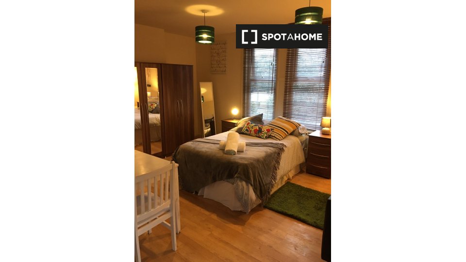 Immagine 1 di Ufficio in affitto  in Brondesbury Park a Camden Town