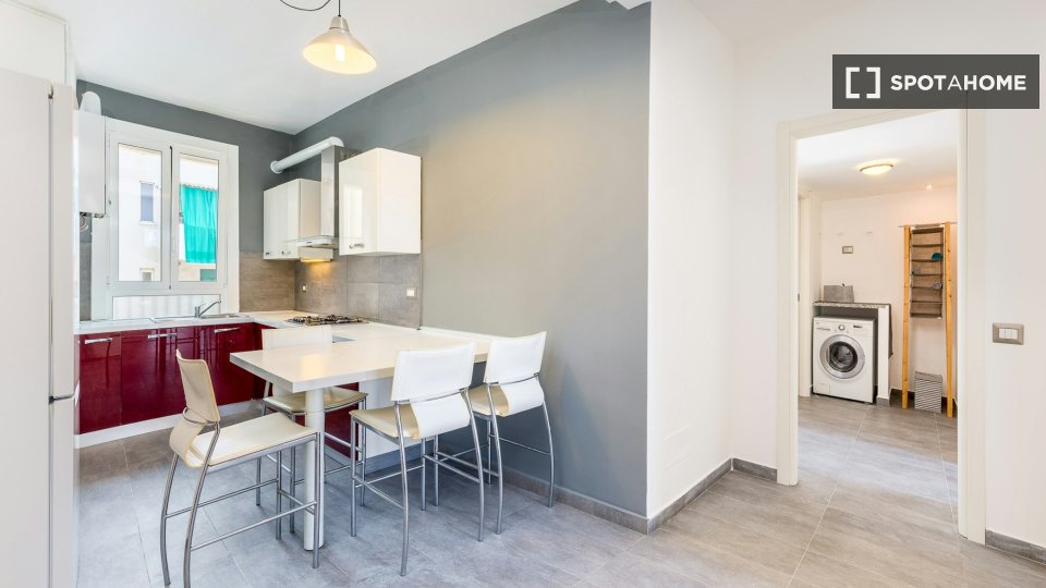 Immagine 13 di Camera condivisa in affitto  in Via Democrito a Milano