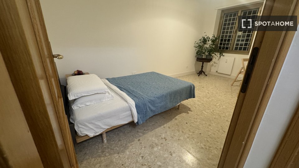 Immagine 1 di Camera condivisa in affitto  in V. Morozzo della Rocca a Roma