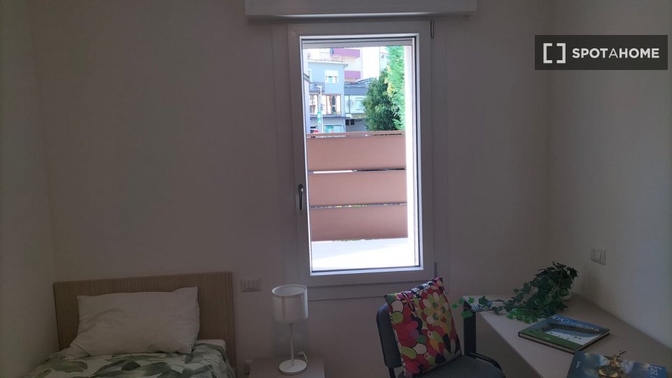 Immagine 2 di Camera condivisa in affitto  in Via Domenico Turazza a Padova