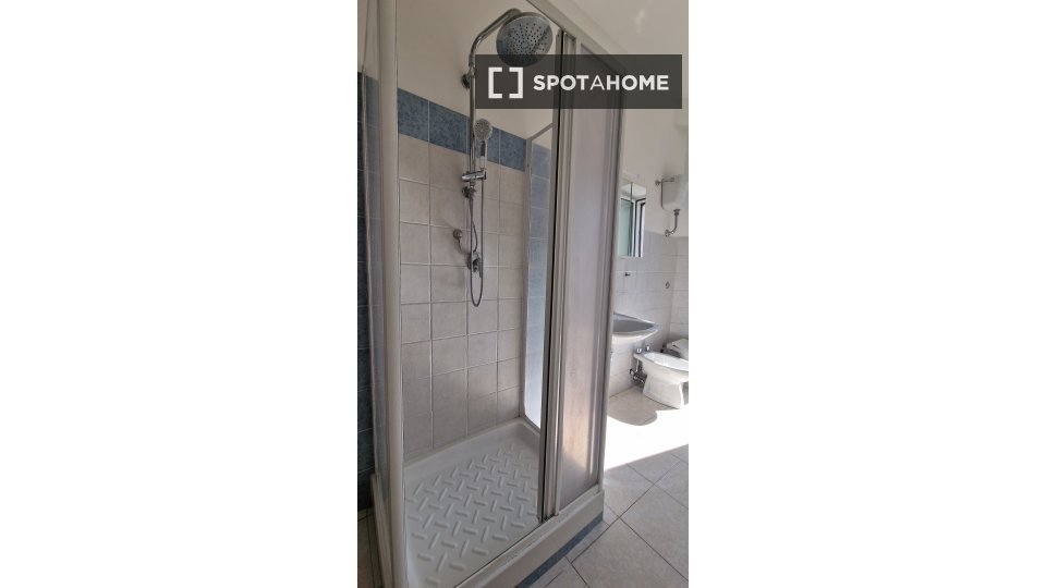 Immagine 18 di Camera condivisa in affitto  in Via Ostiense a Roma