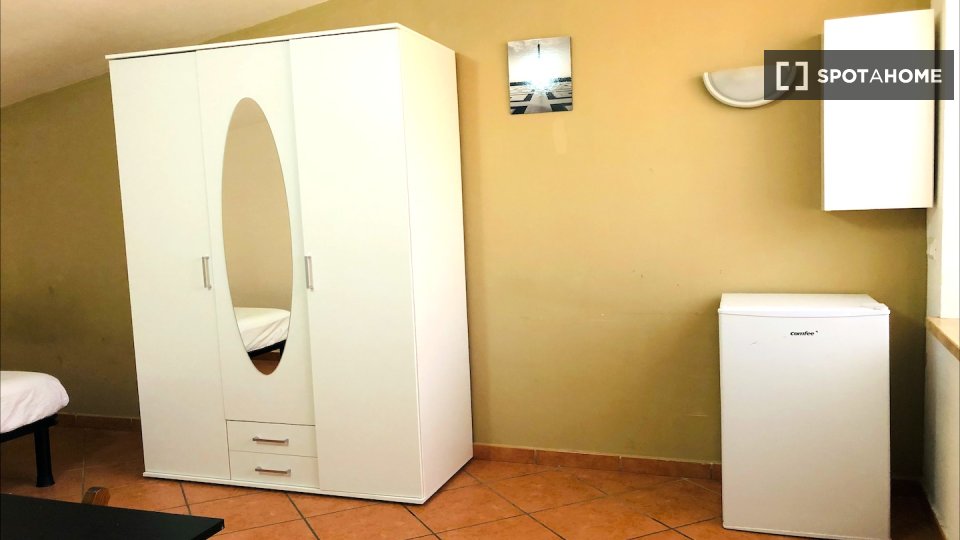 Immagine 6 di Camera condivisa in affitto  in Via Alessandro Brisse a Roma