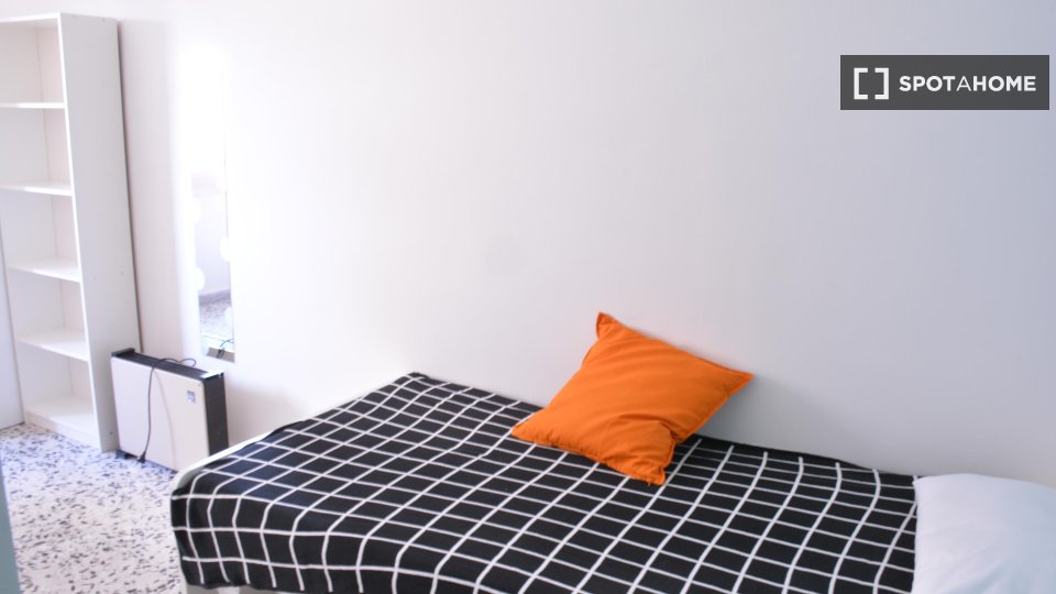 Immagine 19 di Camera condivisa in affitto  in Via dei Giudicati n a Cagliari