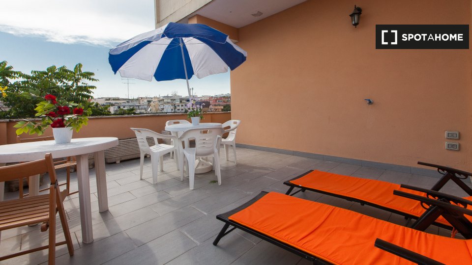 Immagine 10 di Appartamento in affitto  in Via Guido Guinizelli, 00152 Roma RM, Italy a Roma