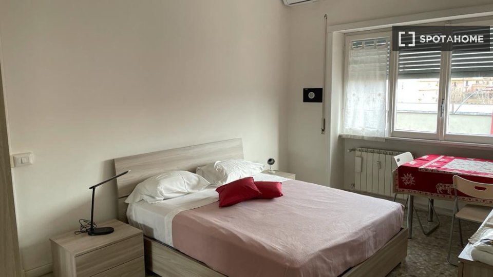 Immagine 1 di Camera condivisa in affitto  in Via Giulio Venticinque a Roma