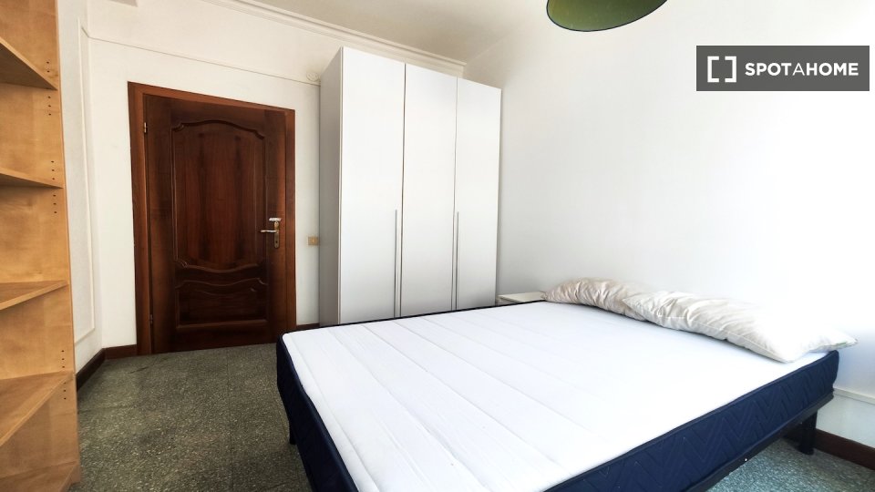 Immagine 2 di Camera condivisa in affitto  in Via Bisentina, 00139 Roma RM, Italy a Roma