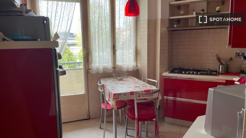 Immagine 10 di Camera condivisa in affitto  in Via Emilio de Marchi a Roma