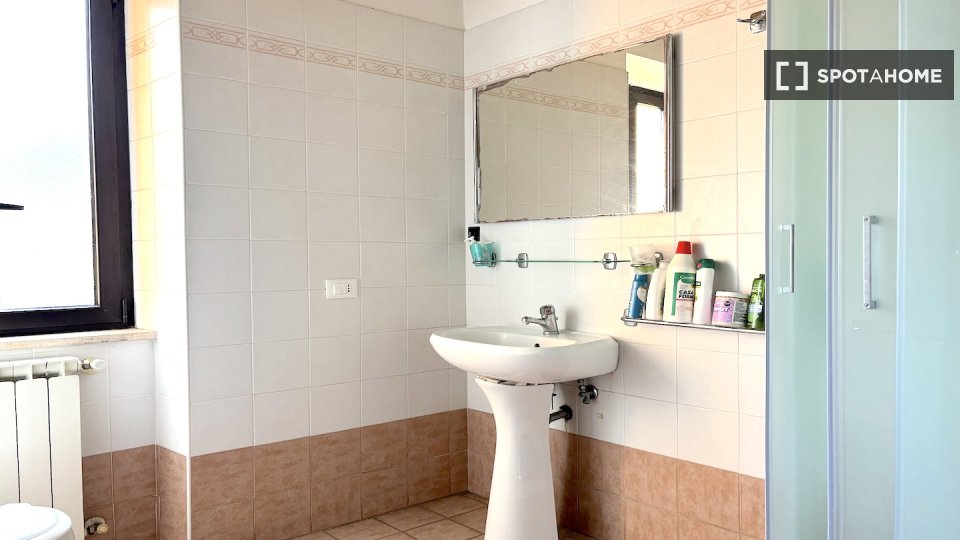 Immagine 5 di Camera condivisa in affitto  in Via Alessandro Brisse a Roma