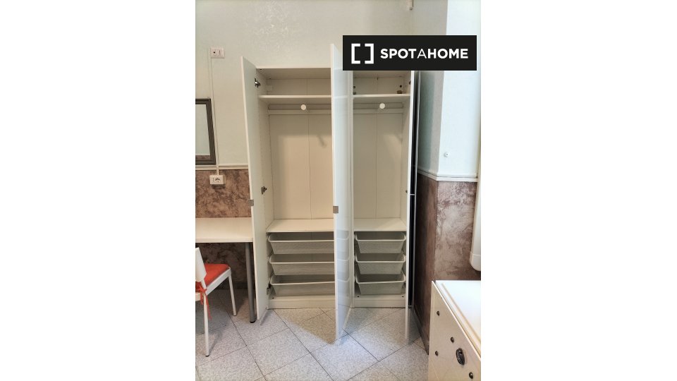 Immagine 3 di Camera condivisa in affitto  in Via Principe Amedeo a Roma