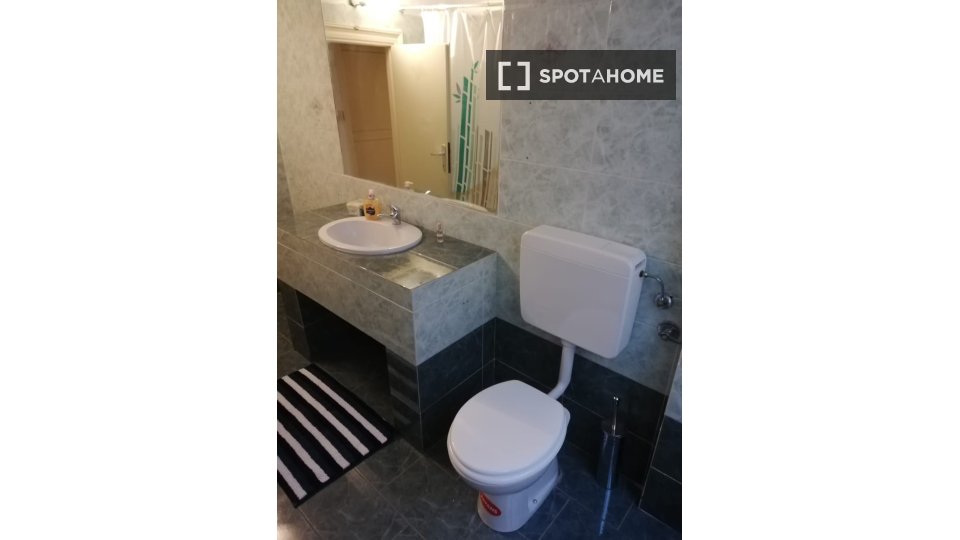 Immagine 5 di Camera condivisa in affitto  in Via Caffaro a Genova