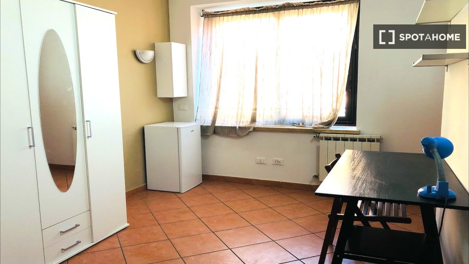 Immagine 3 di Camera condivisa in affitto  in Via Alessandro Brisse a Roma