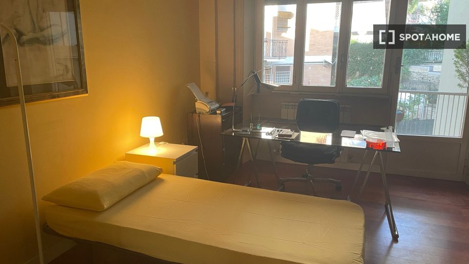Immagine 6 di Camera condivisa in affitto  in Via Emilio de Marchi a Roma