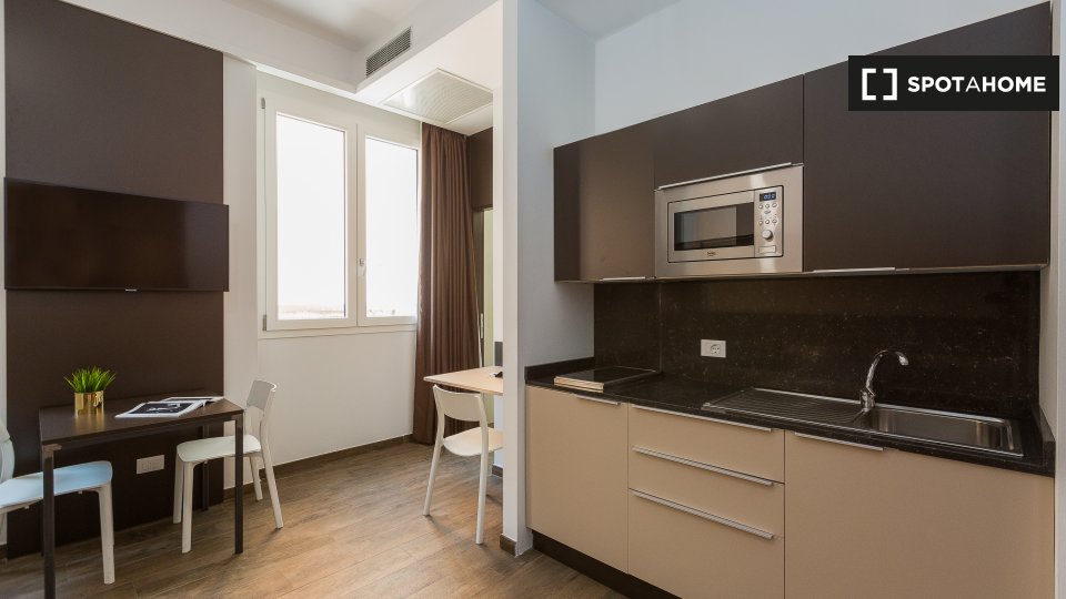 Immagine 6 di Ufficio in affitto  in Via della Marranella a Roma