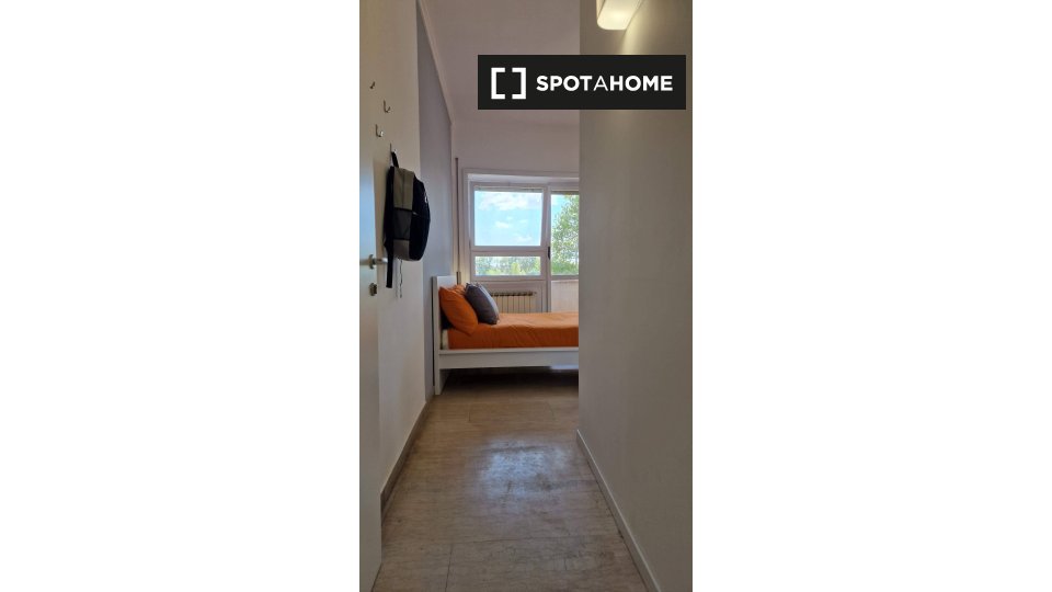 Immagine 3 di Camera condivisa in affitto  in Lungotevere di Pietra Papa a Roma