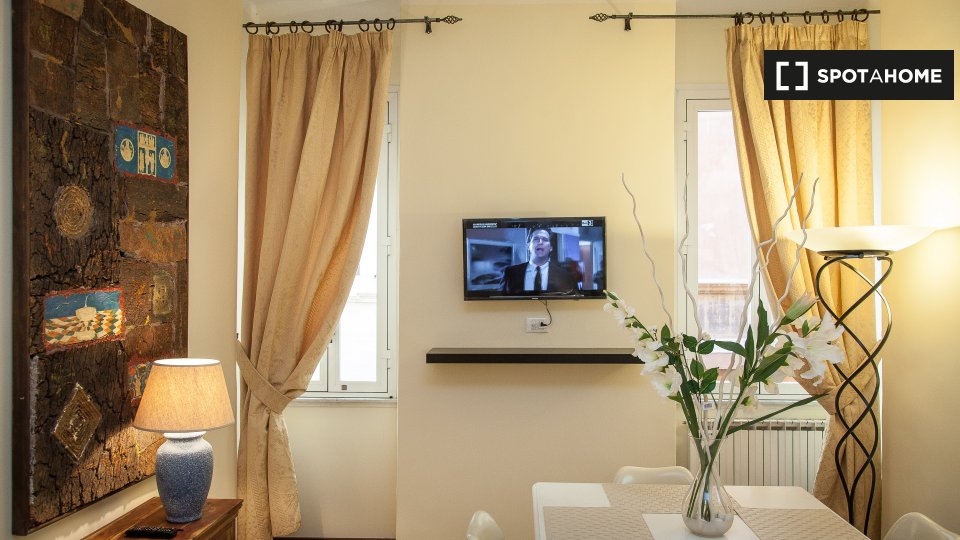 Immagine 14 di Appartamento in affitto  in Piazza Rondanini a Roma