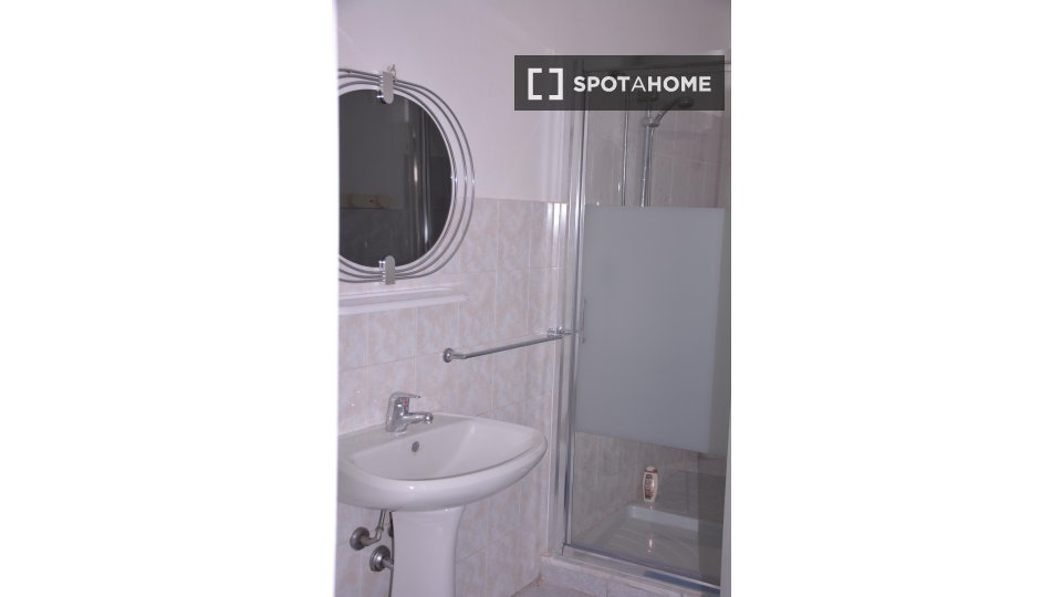 Immagine 9 di Camera condivisa in affitto  in Via Ingurtosu n a Cagliari