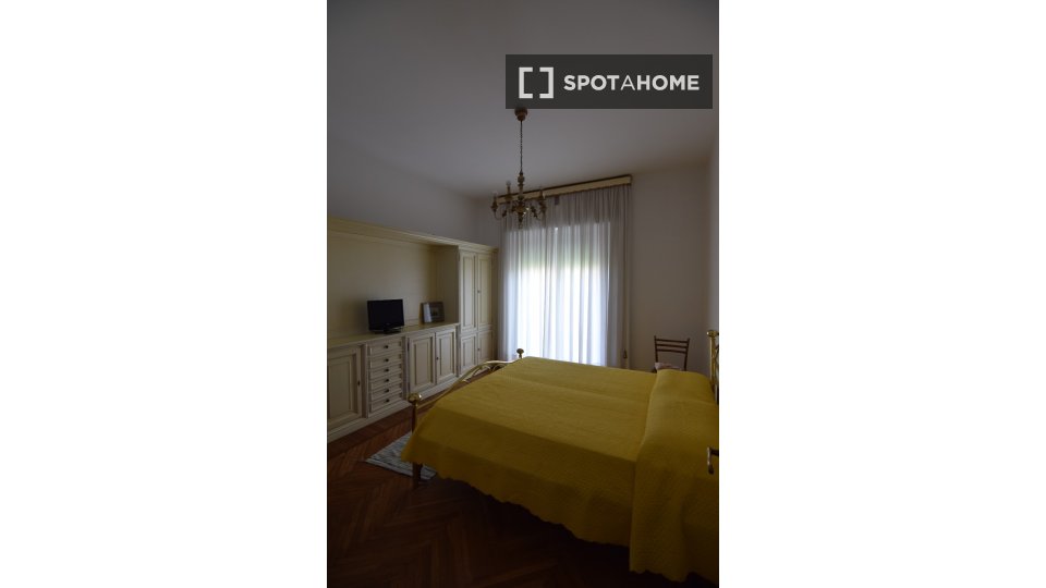 Immagine 1 di Camera condivisa in affitto  in Corso Aldo Gastaldi a Genova