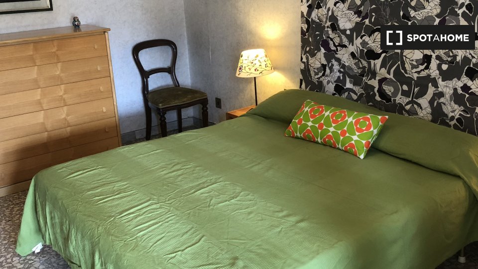 Immagine 5 di Camera condivisa in affitto  in Viale Furio Camillo, 00181 Roma RM, Italy a Roma