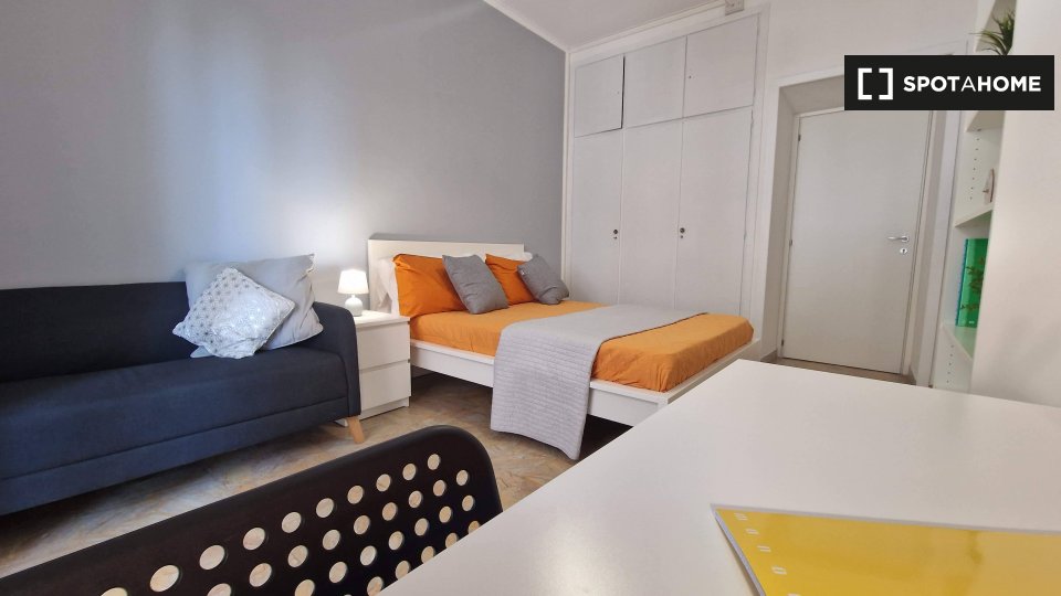 Immagine 1 di Camera condivisa in affitto  in Lungotevere di Pietra Papa a Roma