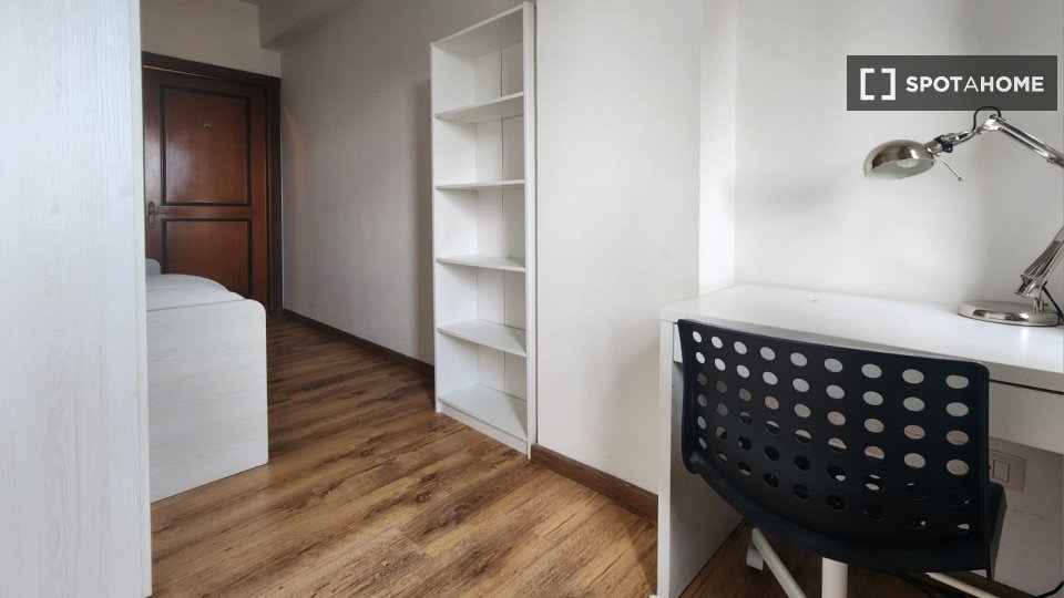 Immagine 3 di Camera condivisa in affitto  in Largo Luigi Antonelli a Roma