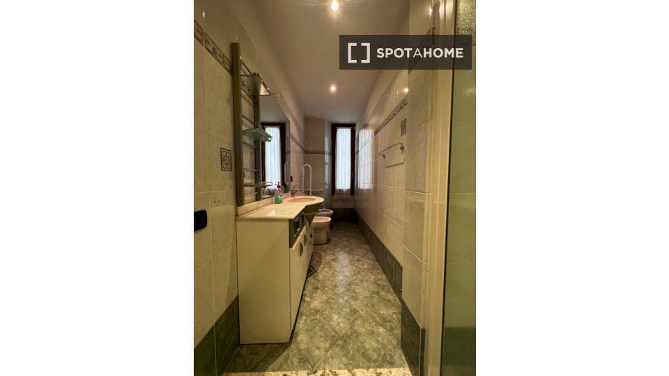 Immagine 11 di Camera condivisa in affitto  in Via Giuseppe la Farina a Firenze